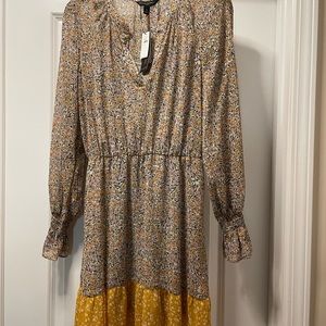 Banana Republic floral dress with ruffles around the rim. It’s cute